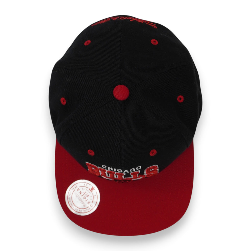 Vista zenitale del cappellino Chicago Bulls che mostra la struttura a 6 pannelli e il bottone superiore nero.