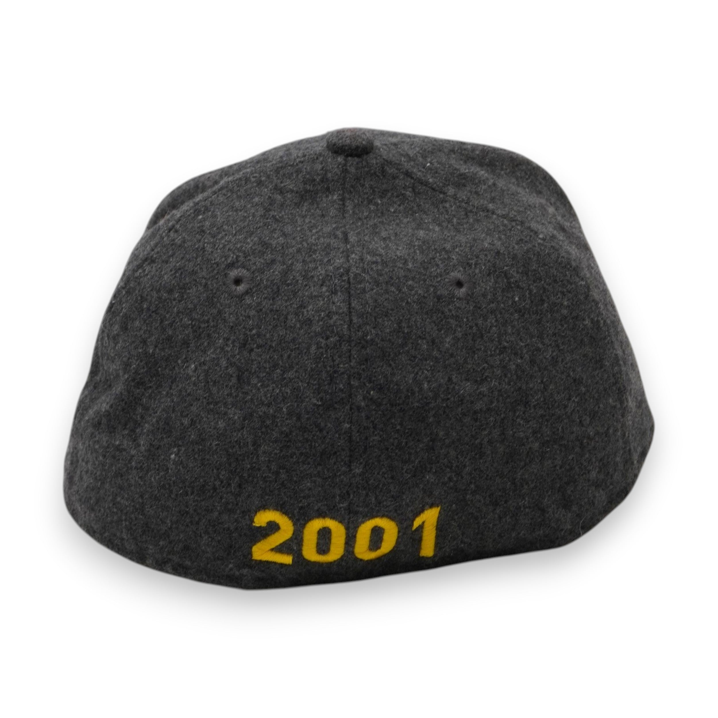 Vista posteriore del cappellino New Era con l'anno di fondazione "2001" ricamato in giallo a contrasto sulla corona grigia.