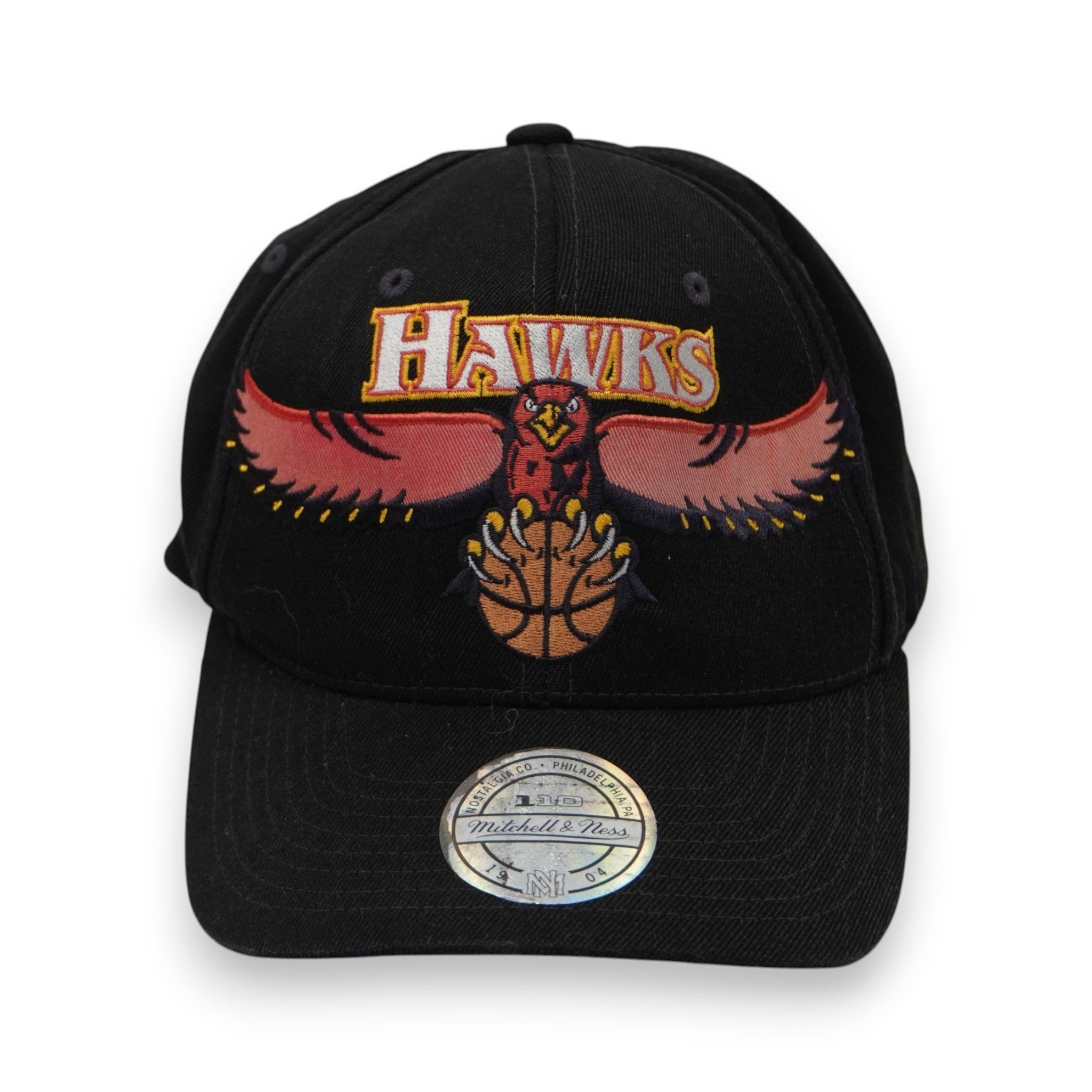 Cappello snapback Mitchell & Ness degli Atlanta Hawks nero con maxi logo dell'aquila ricamato in 3D sul fronte, vista frontale.