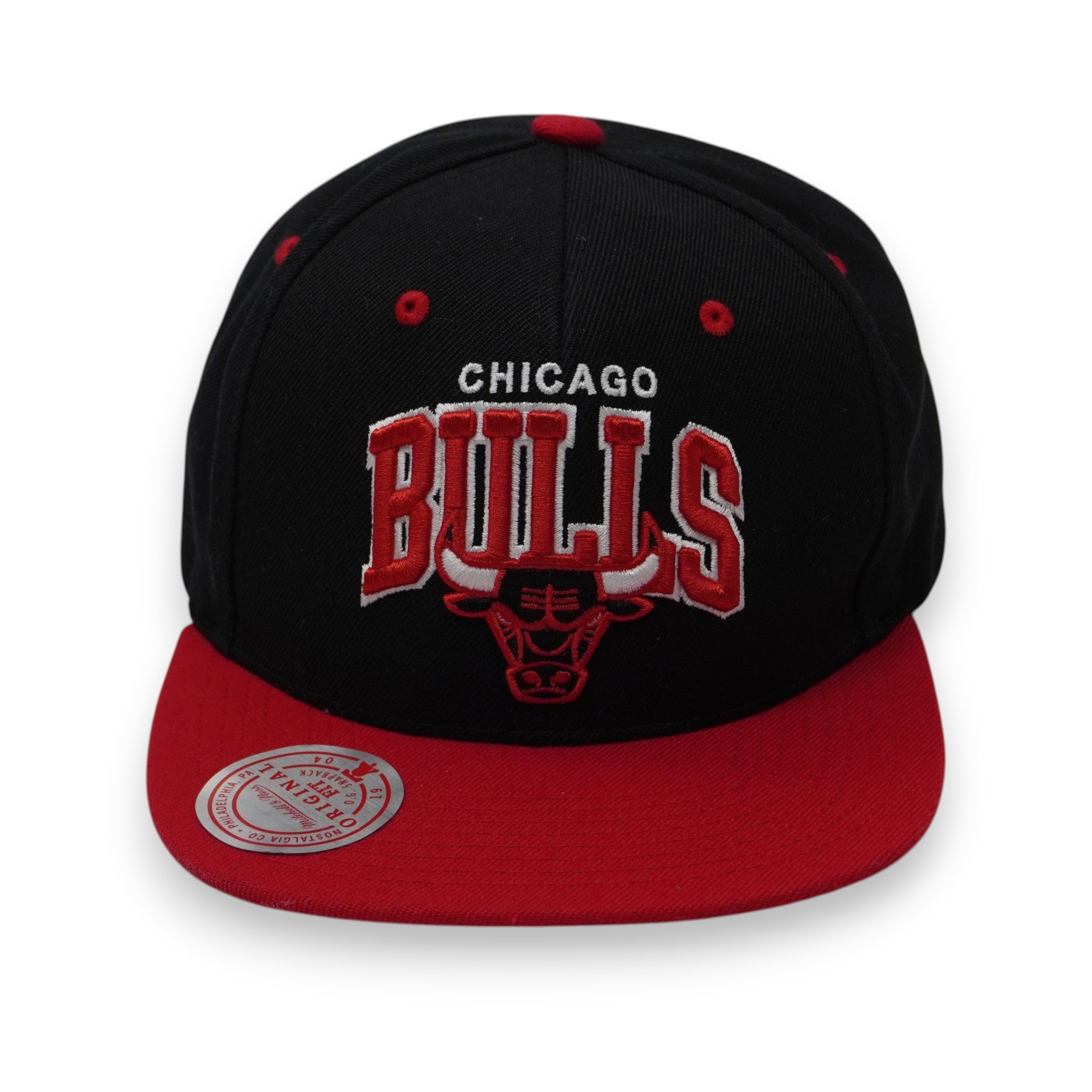 Cappello snapback Mitchell & Ness dei Chicago Bulls in nero e rosso, corona strutturata con maxi logo ricamato, vista frontale.