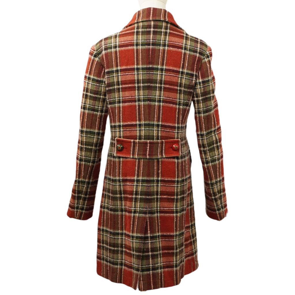 Vista posteriore del cappotto vintage Les Copains a quadri rossi che evidenzia la linea sciancrata e il motivo tartan continuo.