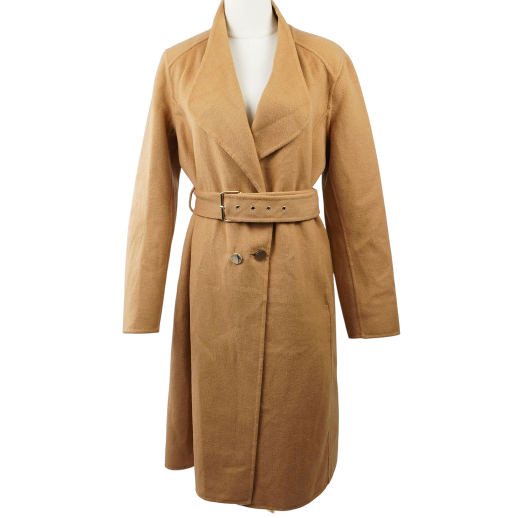 Cappotto lungo Liu Jo color Sahara (cammello) con design doppiopetto e cintura coordinata in vita, vista frontale su manichino.