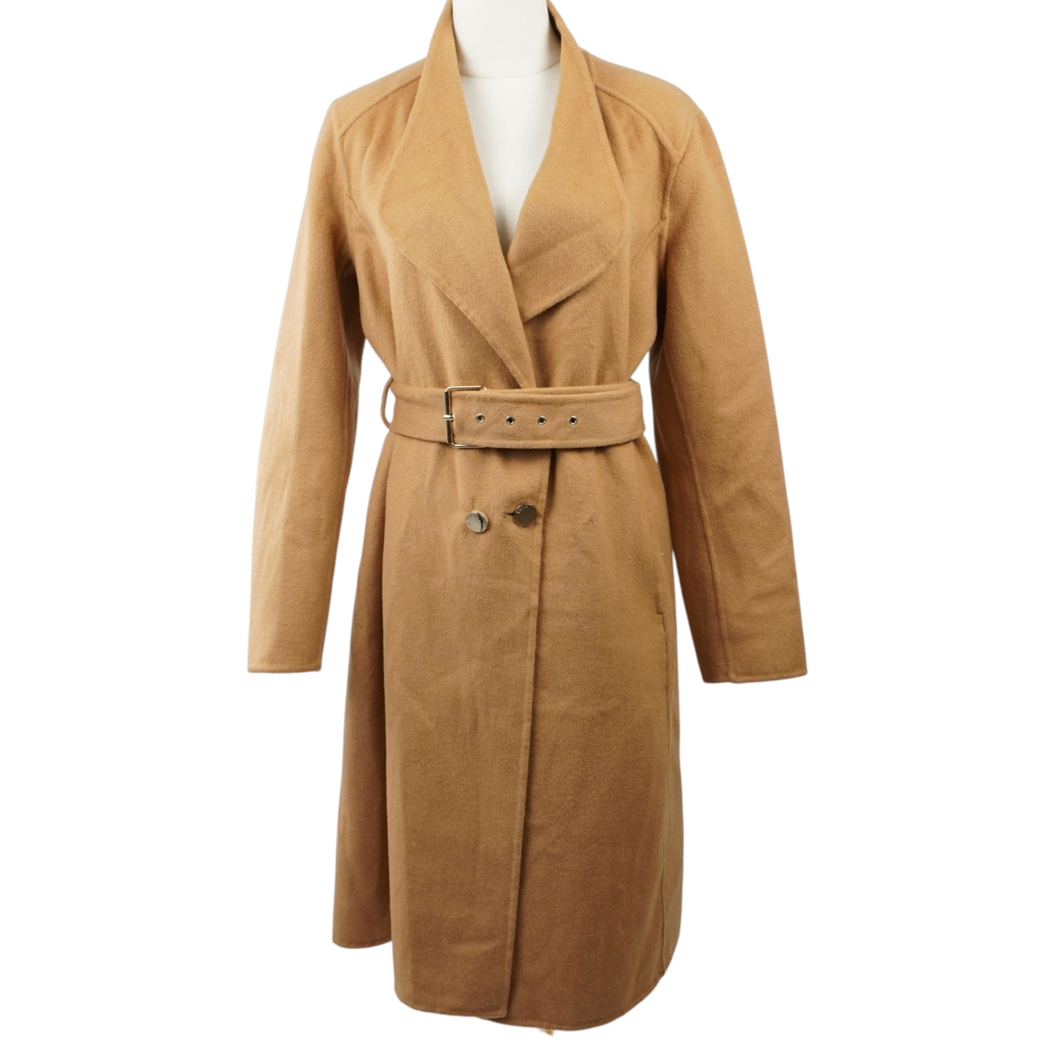 Cappotto lungo Liu Jo color Sahara (cammello) con design doppiopetto e cintura coordinata in vita, vista frontale su manichino.