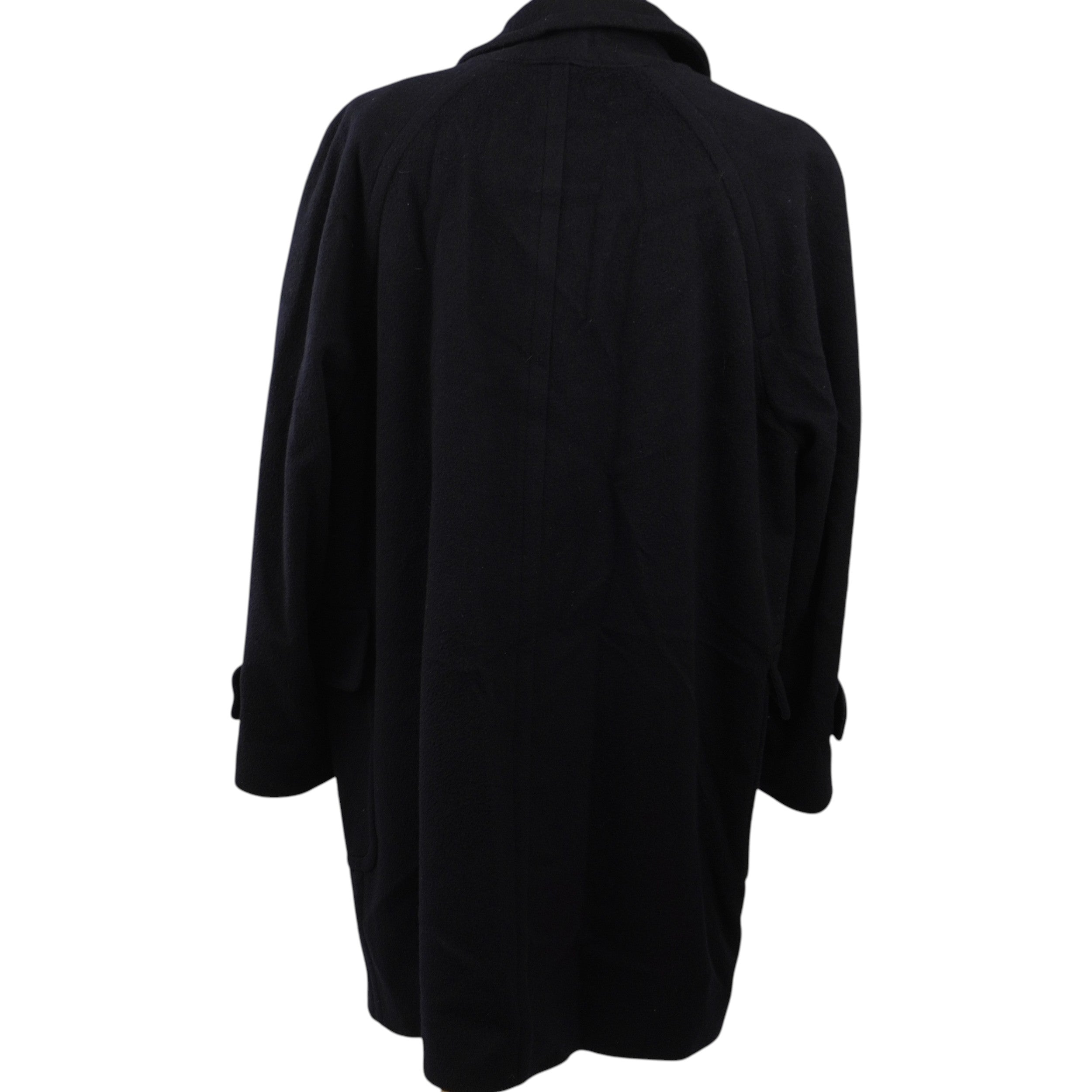  Inquadratura posteriore intera del cappotto lungo Burberrys' su manichino, che mostra il taglio dritto e la linea classica della schiena.