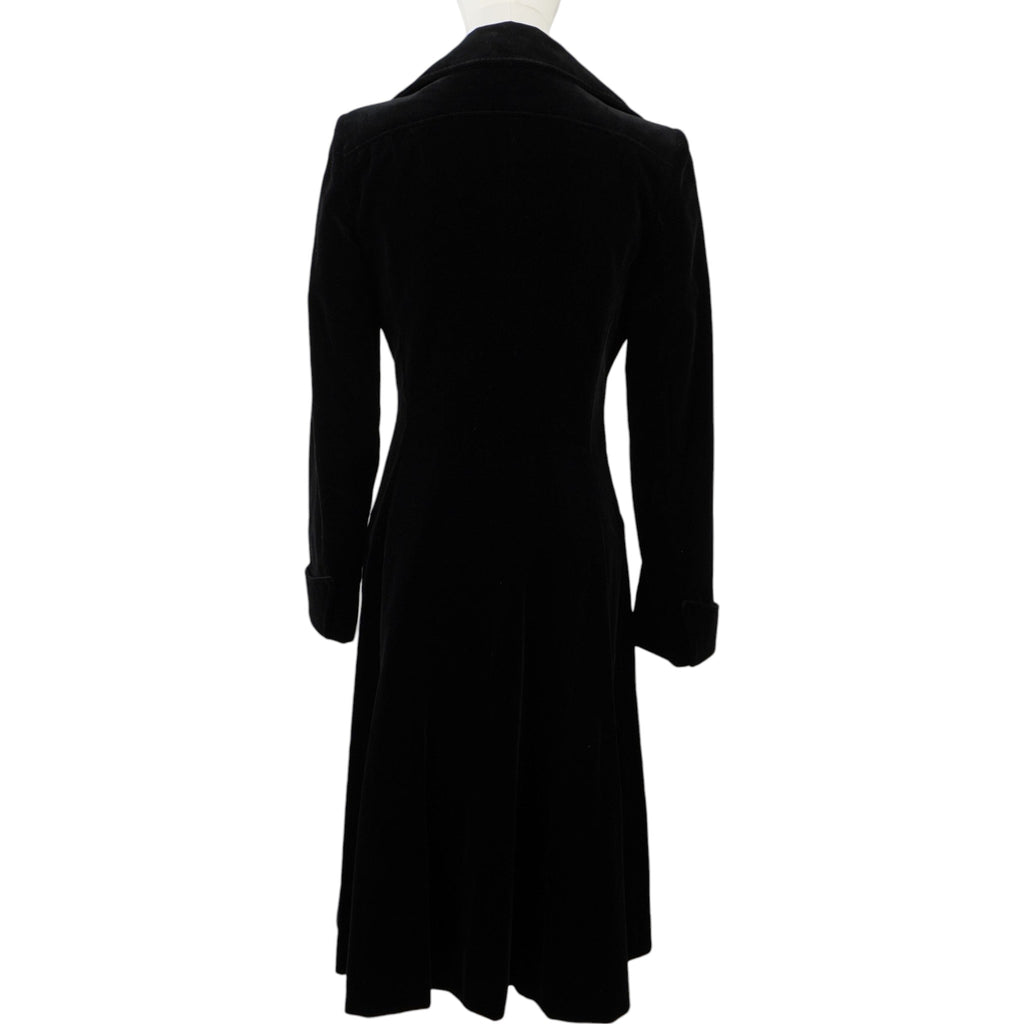 Vista posteriore del cappotto Petite Mademoiselle che evidenzia il taglio sartoriale aderente e la lunghezza longline.