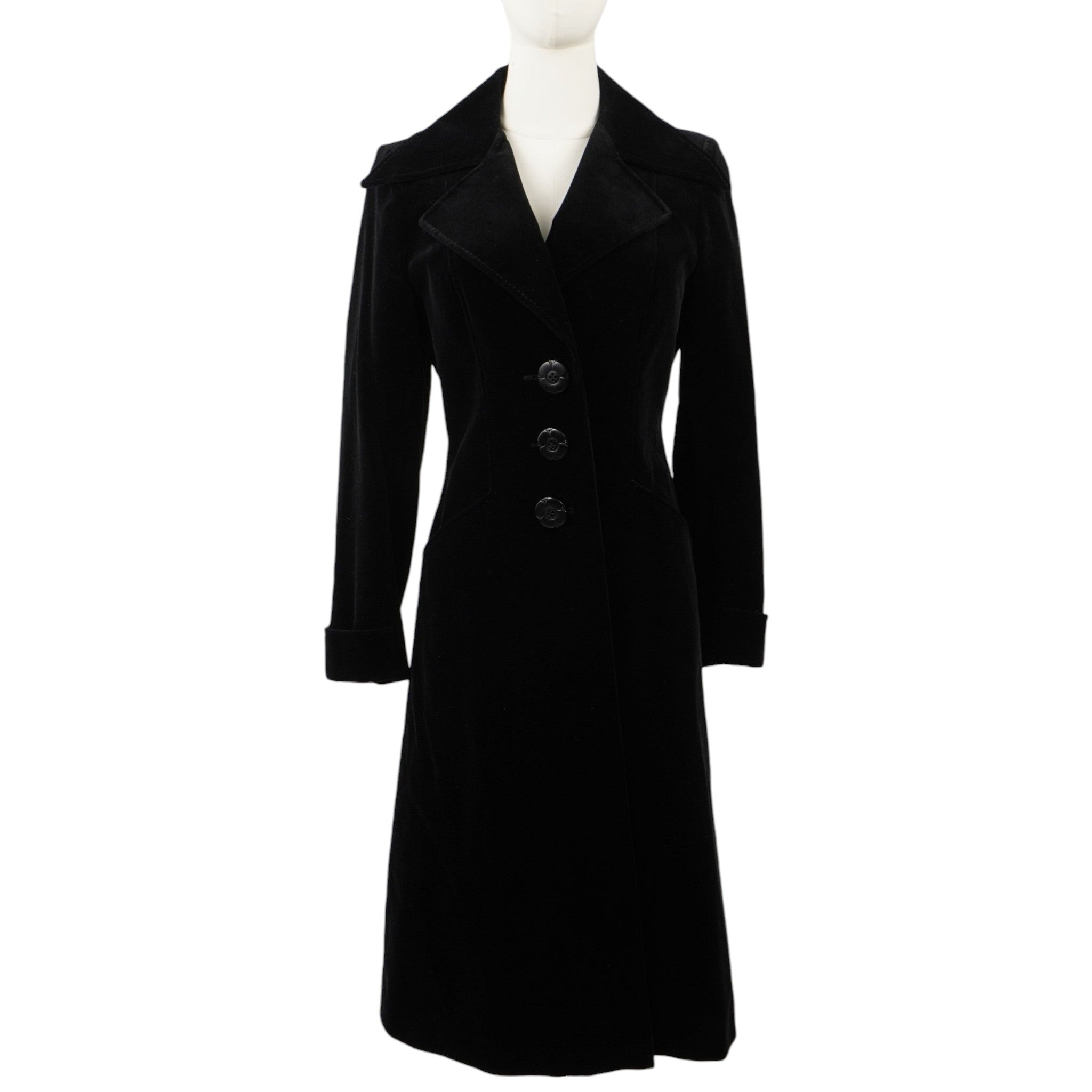Cappotto vintage nero Petite Mademoiselle in puro cotone, modello lungo sciancrato con bottoni gioiello, vista frontale su manichino.