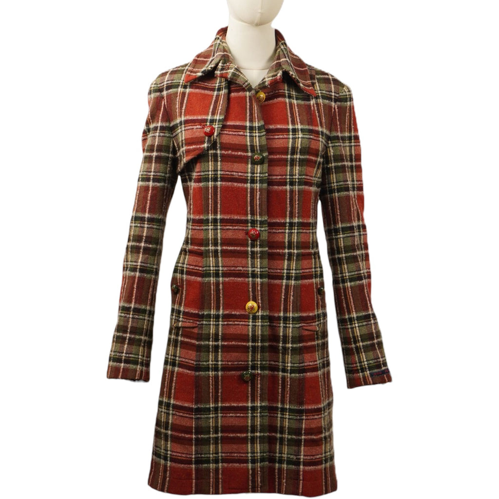  Cappotto in lana Les Copains a fantasia scozzese rossa indossato chiuso su manichino, con collo a revers sollevato.