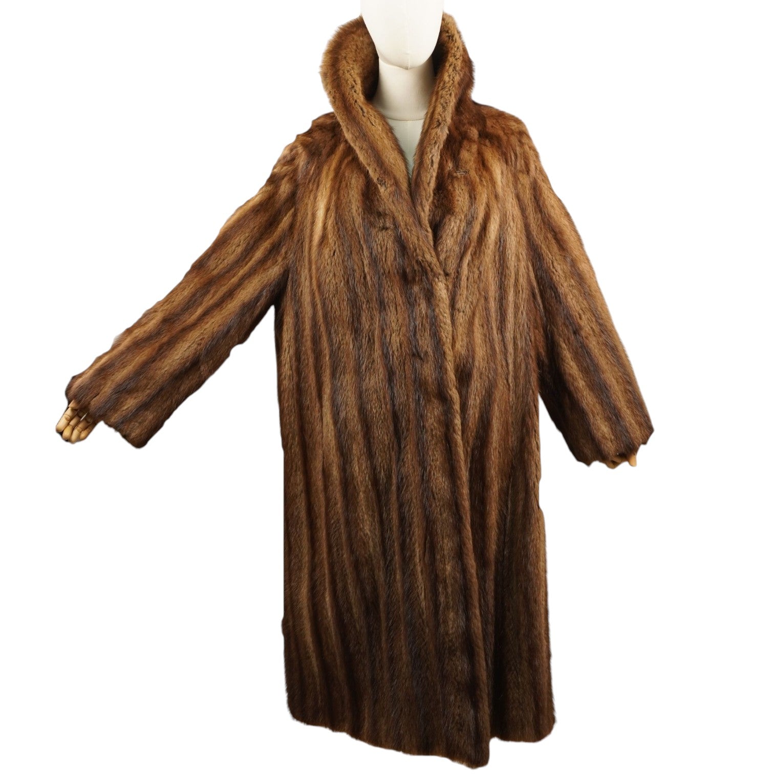 Vista frontale completa del cappotto lungo vintage in vera pelliccia di visone marrone Pelz-Schaal esposto su manichino.