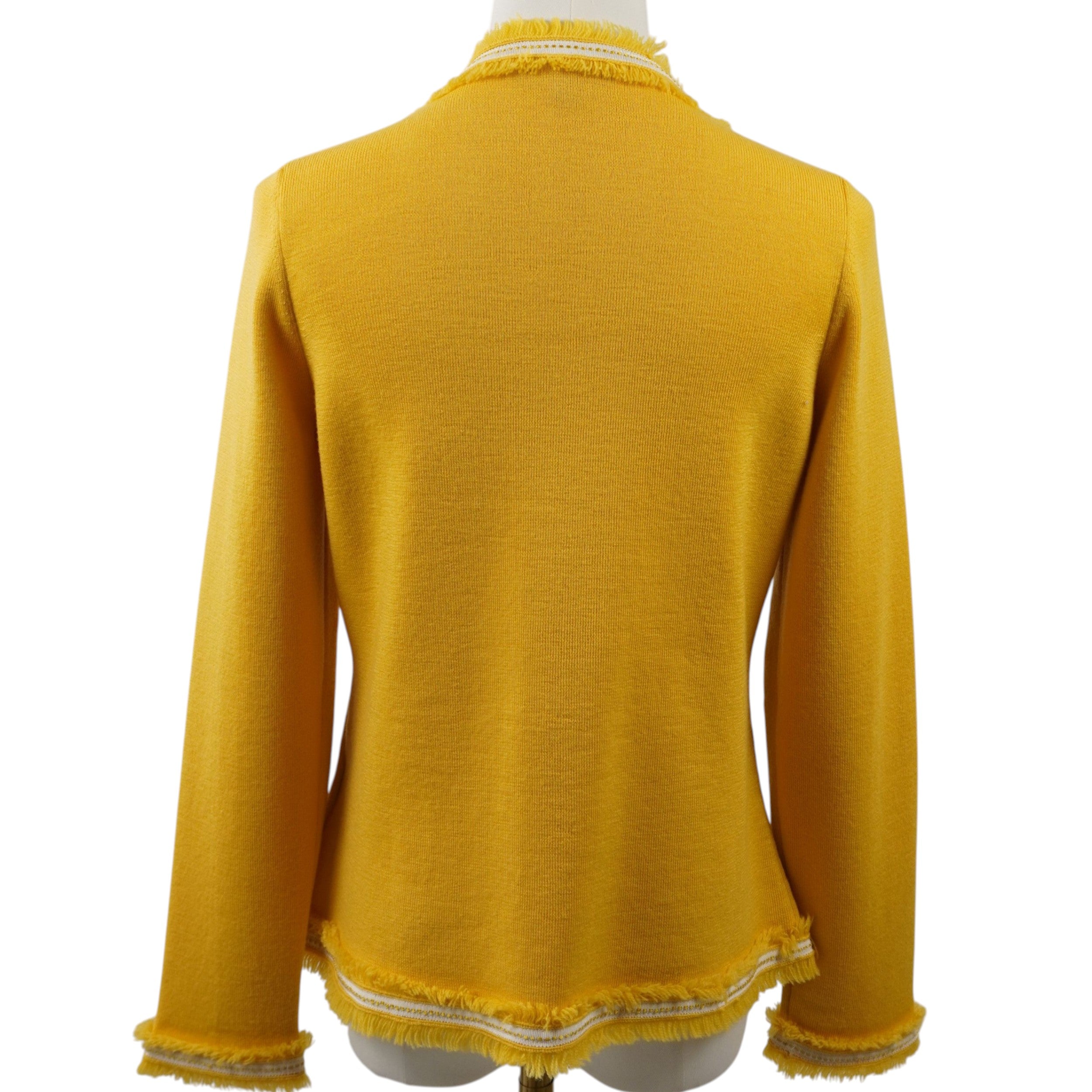 Vista posteriore del cardigan bon-ton Luisa Spagnoli giallo esposto su manichino che mostra il taglio dritto e pulito.