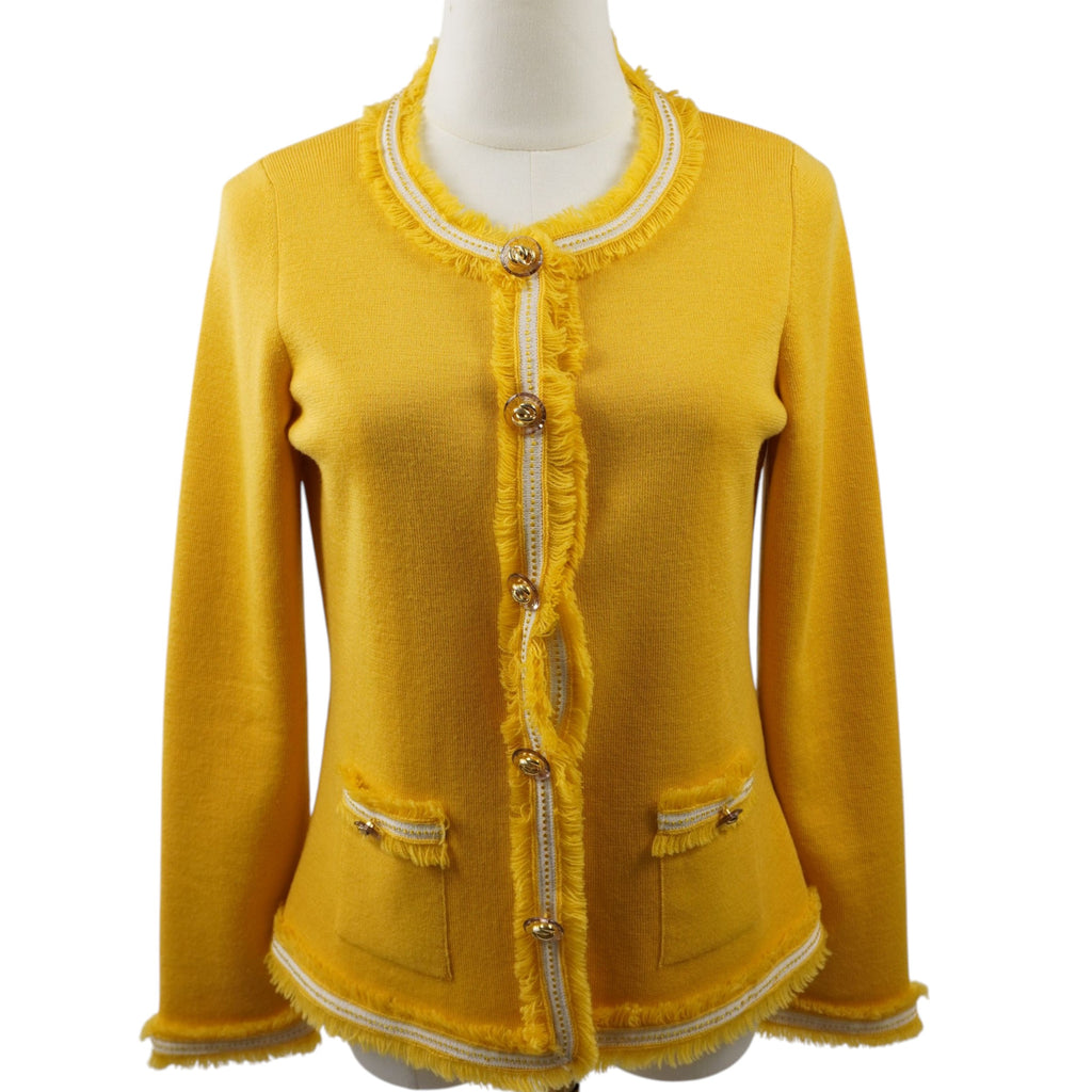 Vista frontale del cardigan Luisa Spagnoli in 100% lana vergine giallo zafferano con bottoni gioiello dorati e profili a frange bianche.