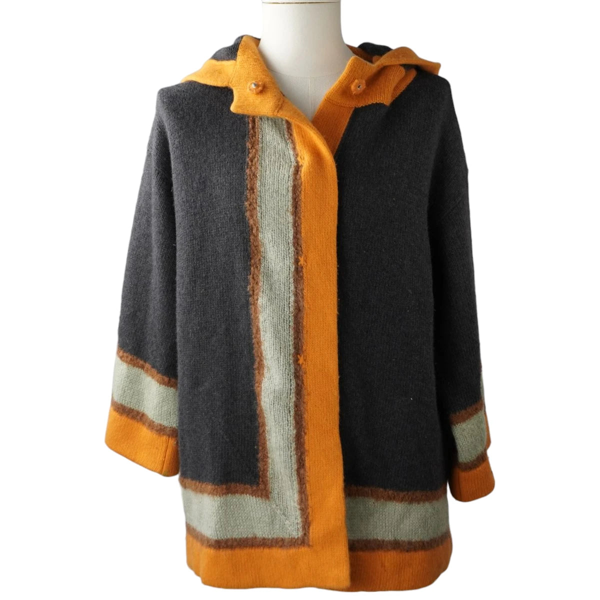 Cardigan vintage Missoni da donna oversize grigio antracite con cappuccio, profili arancioni e dettagli verde salvia sul manichino.