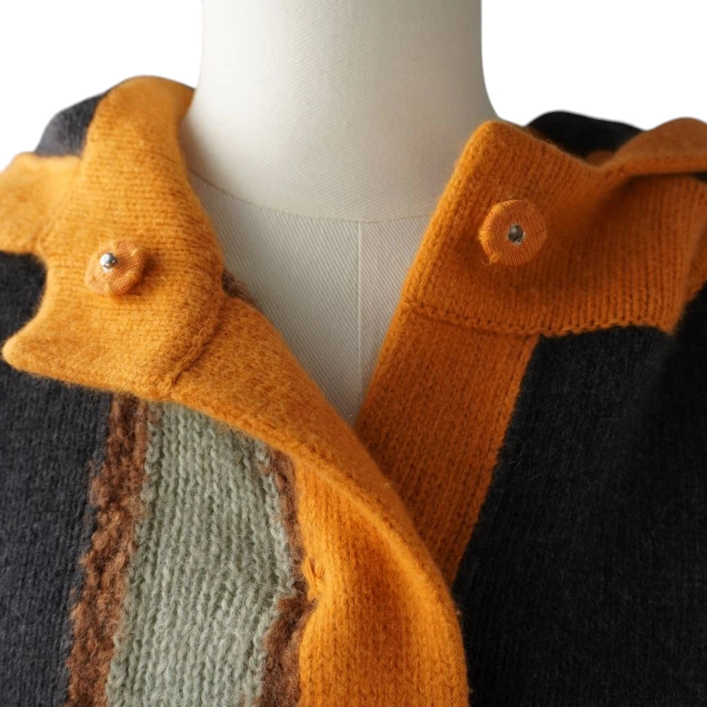 Scollatura a V del cardigan vintage Missoni con i due bottoni automatici del colletto aperti sul manichino.