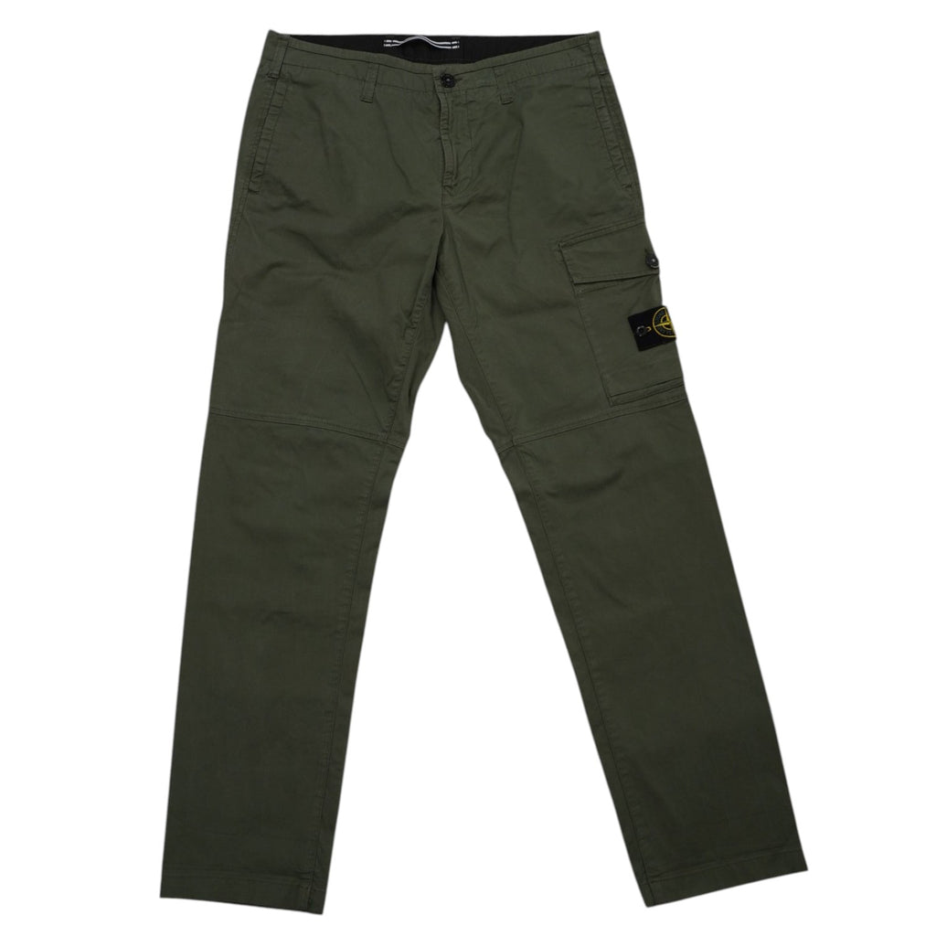 Vista frontale completa del pantalone cargo Stone Island verde militare steso, con tasche e badge visibile sulla gamba.