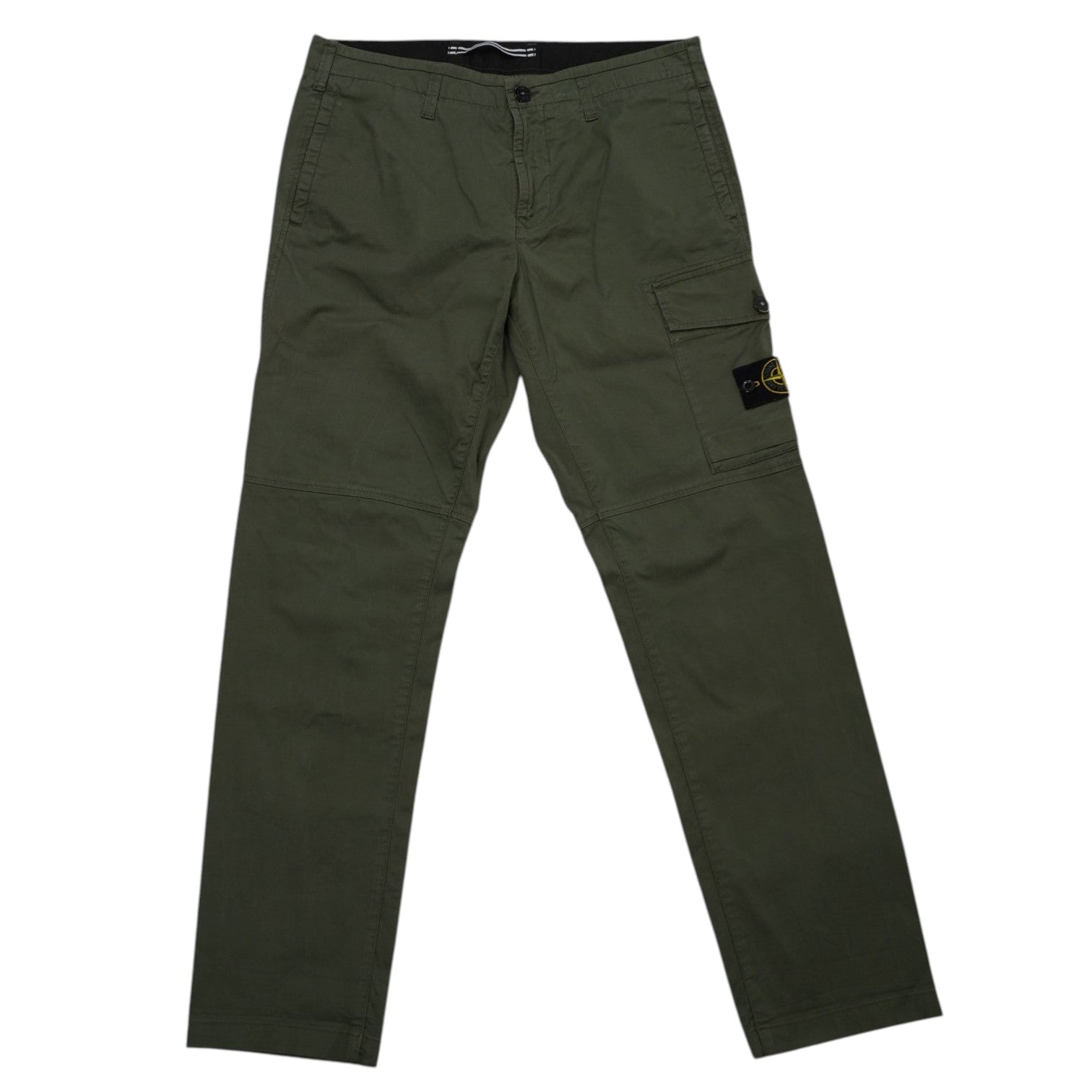 Vista frontale completa del pantalone cargo Stone Island verde militare steso, con tasche e badge visibile sulla gamba.