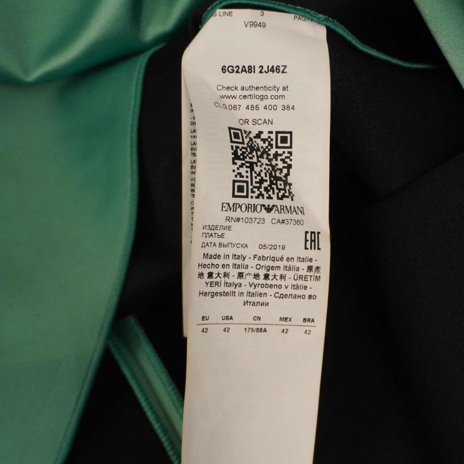Dettaglio del cartellino bianco con codice QR e codice a barre per la verifica di autenticità del capo Emporio Armani.