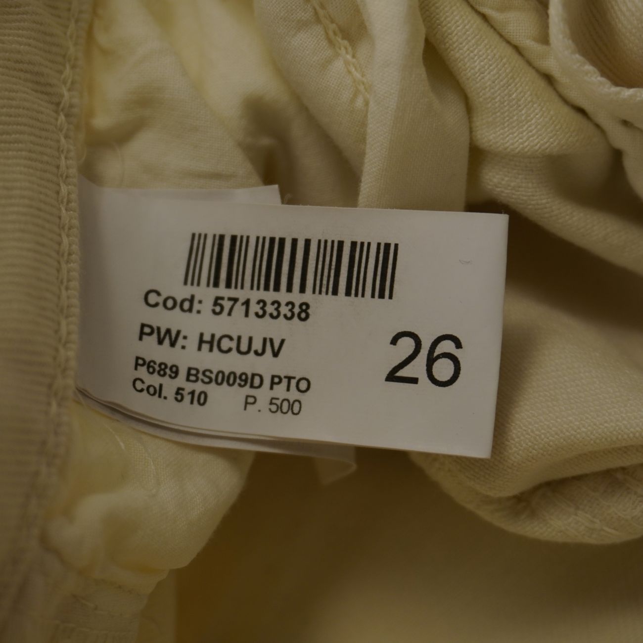 Etichetta bianca con codice a barre codice stile P689 e taglia 26 degli shorts Dondup