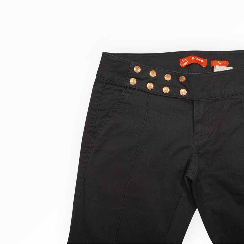 Primo piano del pannello di chiusura asimmetrico frontale con doppia fila di bottoni metallici color rame lucido firmati Phard Jeans.