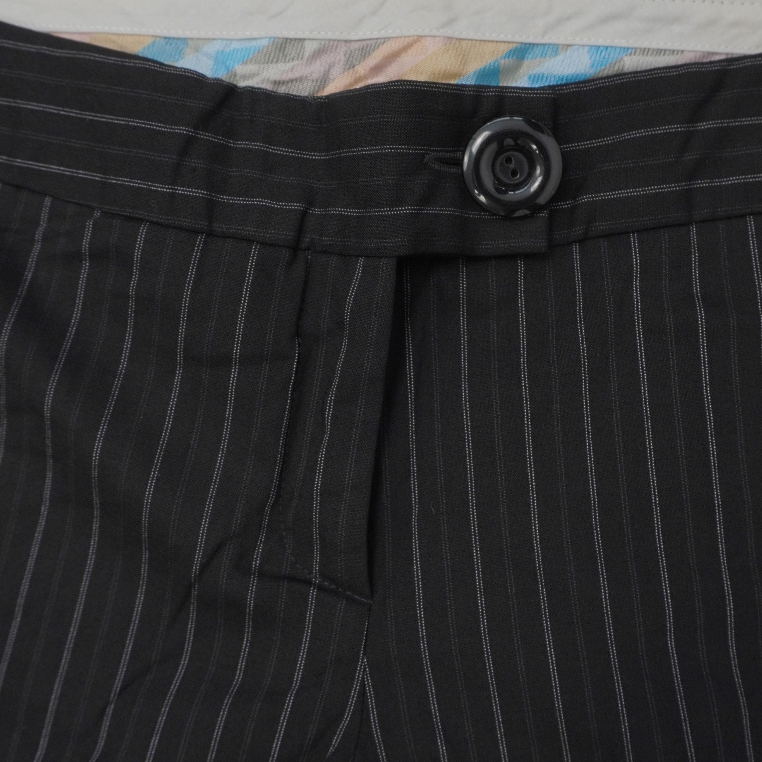Dettaglio ravvicinato della chiusura con bottone e tessuto gessato dei pantaloni M Missoni