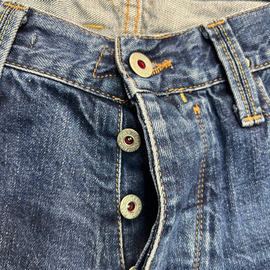 Vista frontale ravvicinata dei jeans Hilfiger Denim Ronan che mostra la classica patta aperta con bottoni metallici.