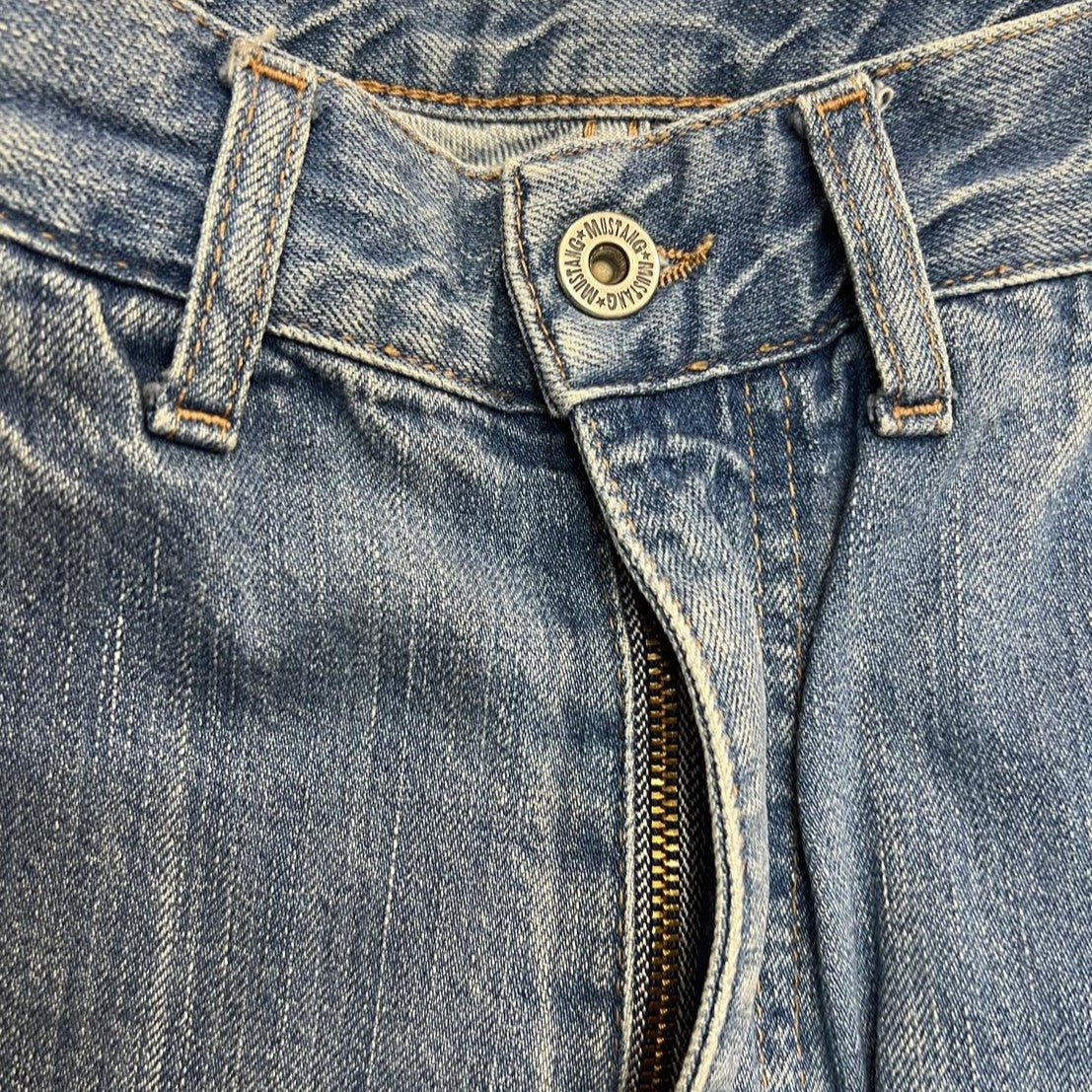 Particolare della chiusura frontale con zip e bottone in metallo personalizzato con logo originale Mustang.
