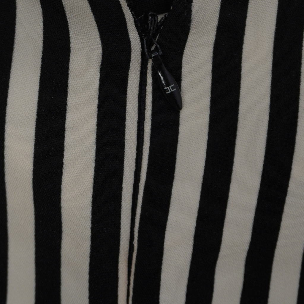 Particolare della chiusura posteriore con zip invisibile e cursore logato Elisabetta Franchi in metallo dorato.