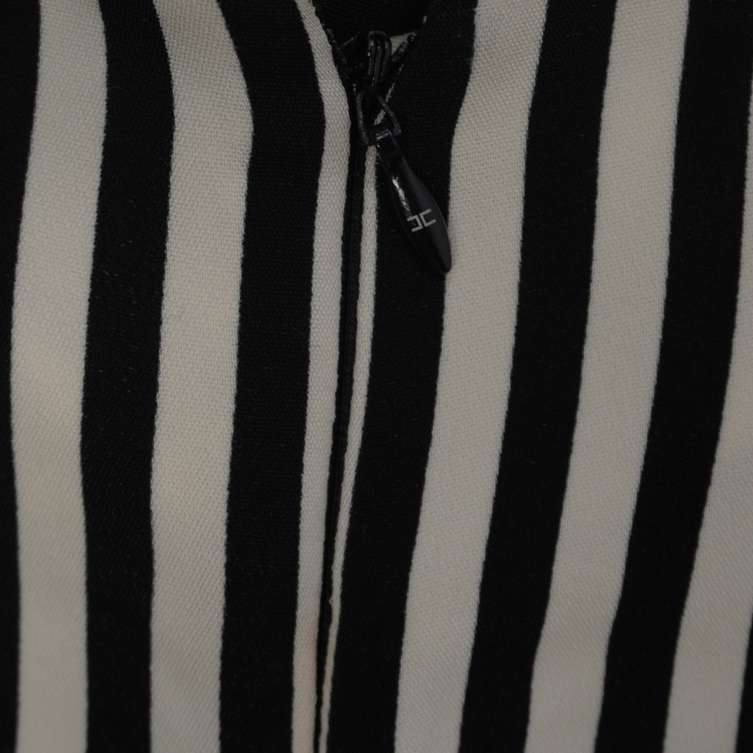 Particolare della chiusura posteriore con zip invisibile e cursore logato Elisabetta Franchi in metallo dorato.