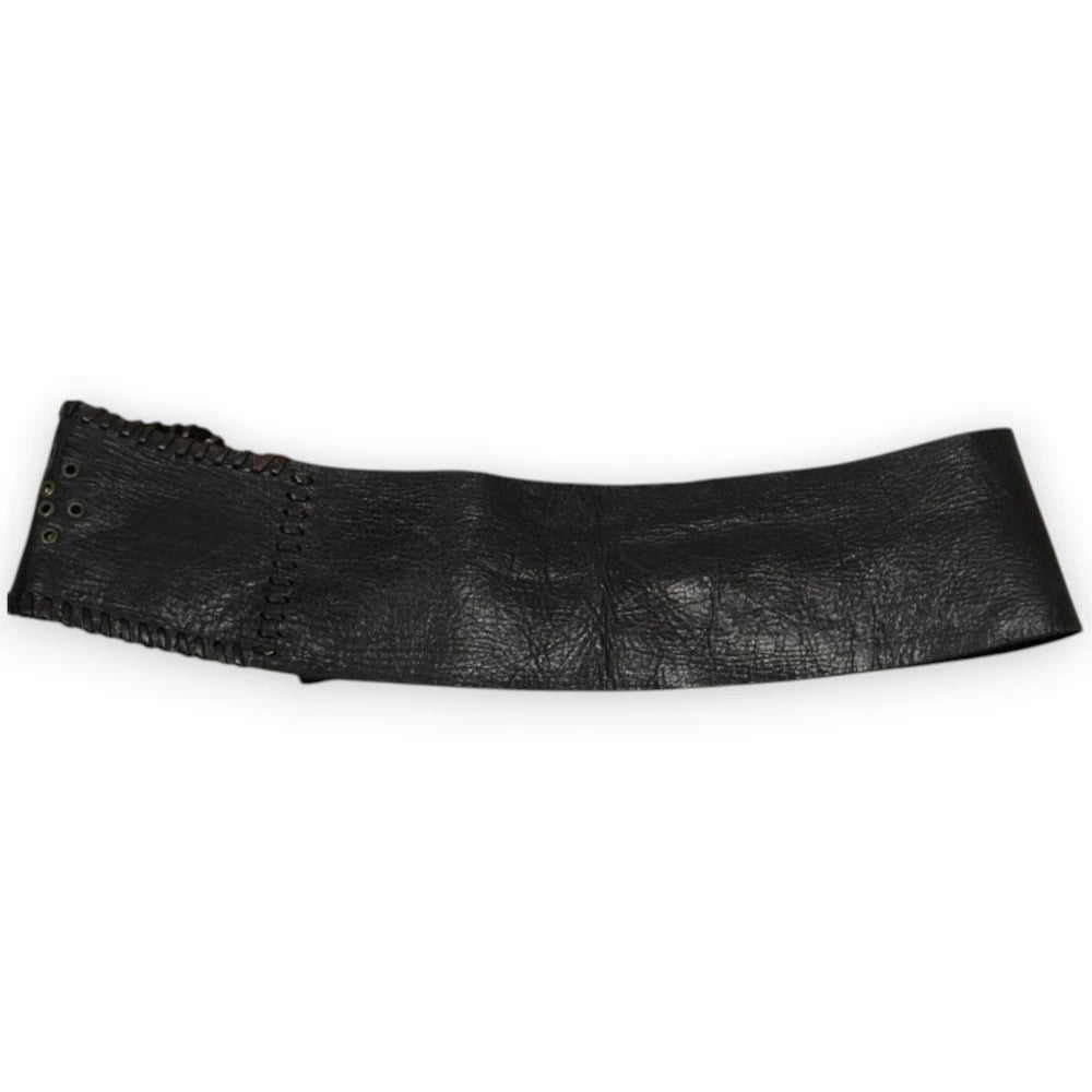 Vista posteriore a figura intera della cintura corsetto vintage Gianfranco Ferré in vera pelle nera con cuciture a intreccio verticali.