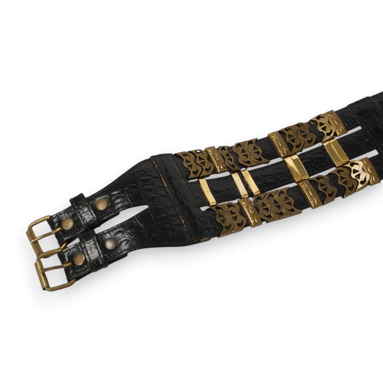 Cintura a corsetto in pelle nera stesa che mostra la disposizione completa delle decorazioni in metallo oro