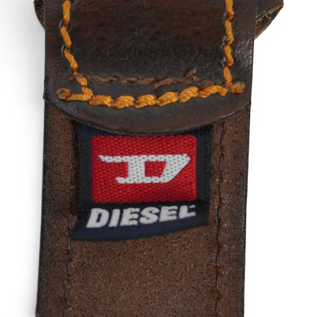 Primo piano dell'etichetta interna nera in tessuto con il logo quadrato rosso e la dicitura Diesel bianca.