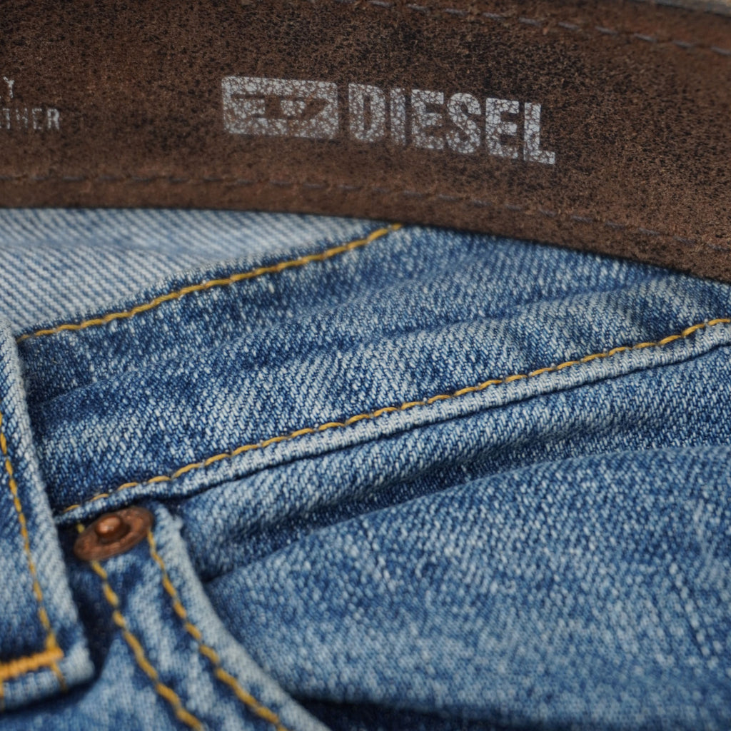 Primo piano del retro in cuoio scamosciato con stampato il logo Diesel argentato.