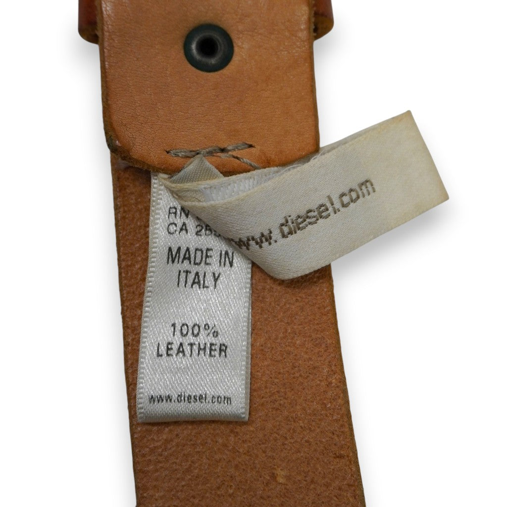 Dettaglio dell'etichetta interna in tessuto che riporta la dicitura Made in Italy e 100% Leather.