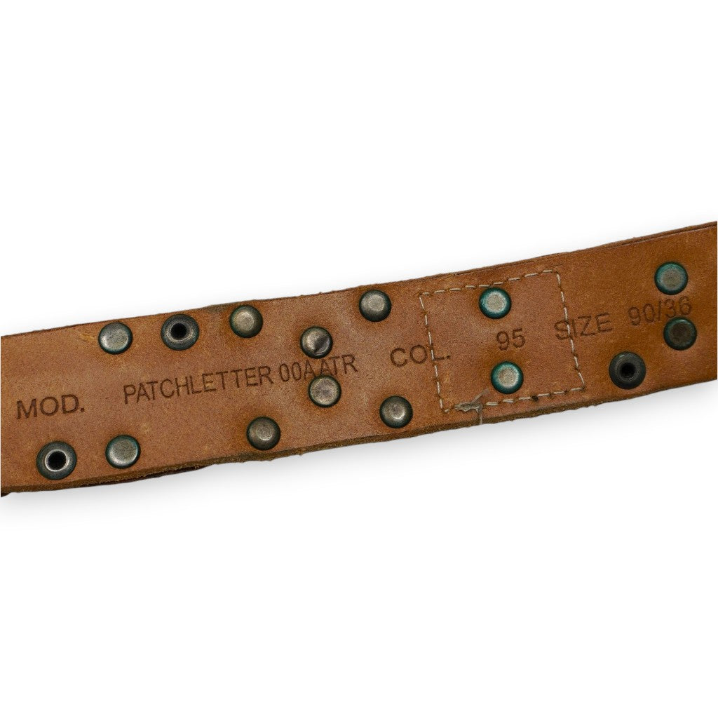 Primo piano del retro in cuoio della cintura Diesel con stampigliato a fuoco Mod. Patchletter 00AATR e Size 90/36.