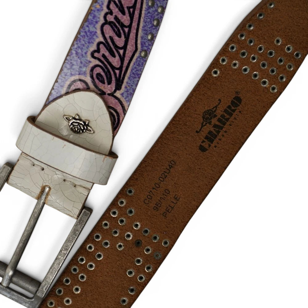 Particolare della fibbia e del retro in vera pelle scamosciata marrone con marchio El Charro stampato a fuoco