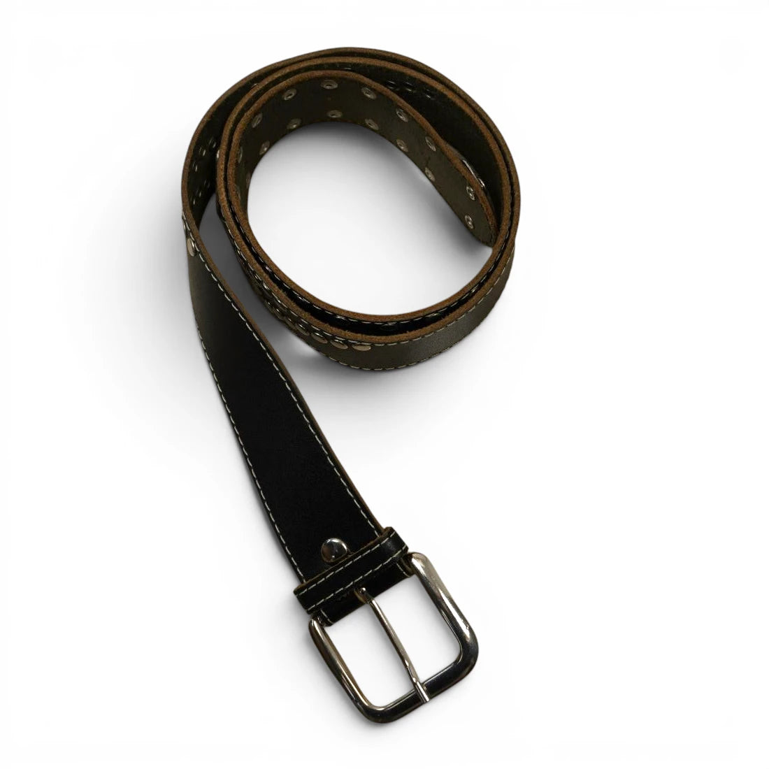Cintura donna in pelle nera a doppio giro stile western rock con borchie metalliche e fibbia classica, vista d'insieme arrotolata su sfondo bianco.