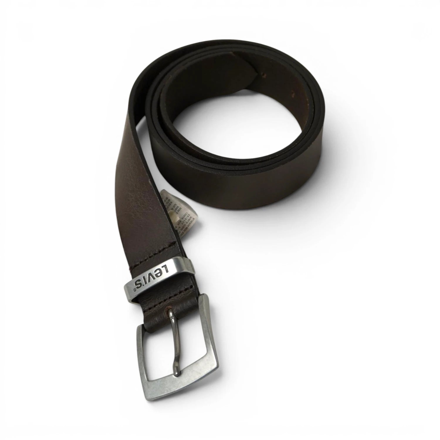 Cintura da uomo Levi's Ashland Metal in vera pelle marrone scuro arrotolata su sfondo bianco.