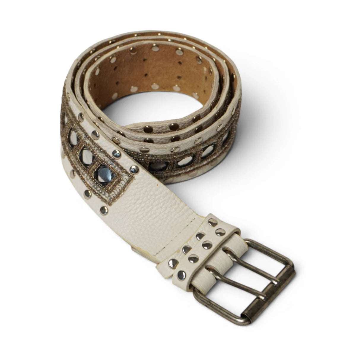 Cintura vintage da donna stile Boho-Chic e Y2K in pelle bianca martellata con tripla fila di borchie metalliche e doppia fibbia a rullo brunita su sfondo bianco.