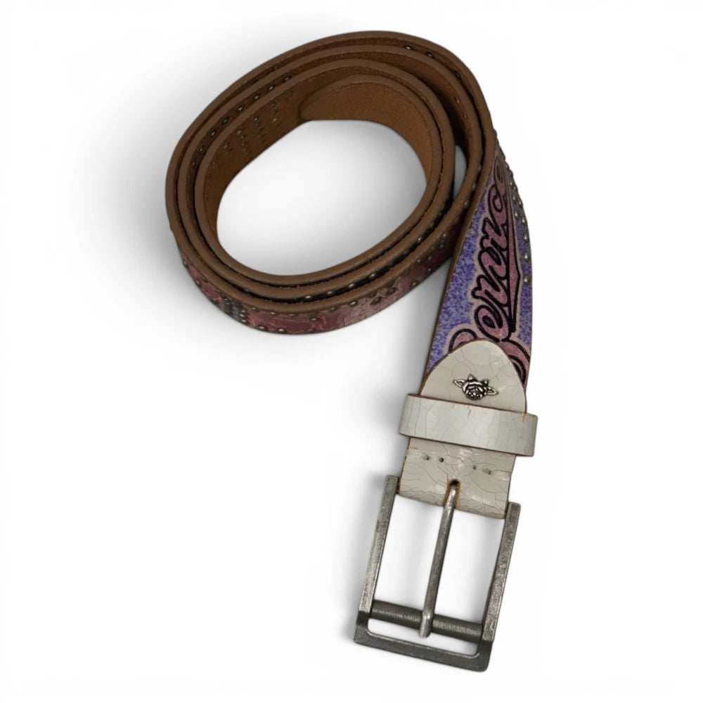 Cintura vintage Gasoline El Charro in vera pelle marrone e tessuto stampato viola lilla arrotolata con fibbia in primo piano