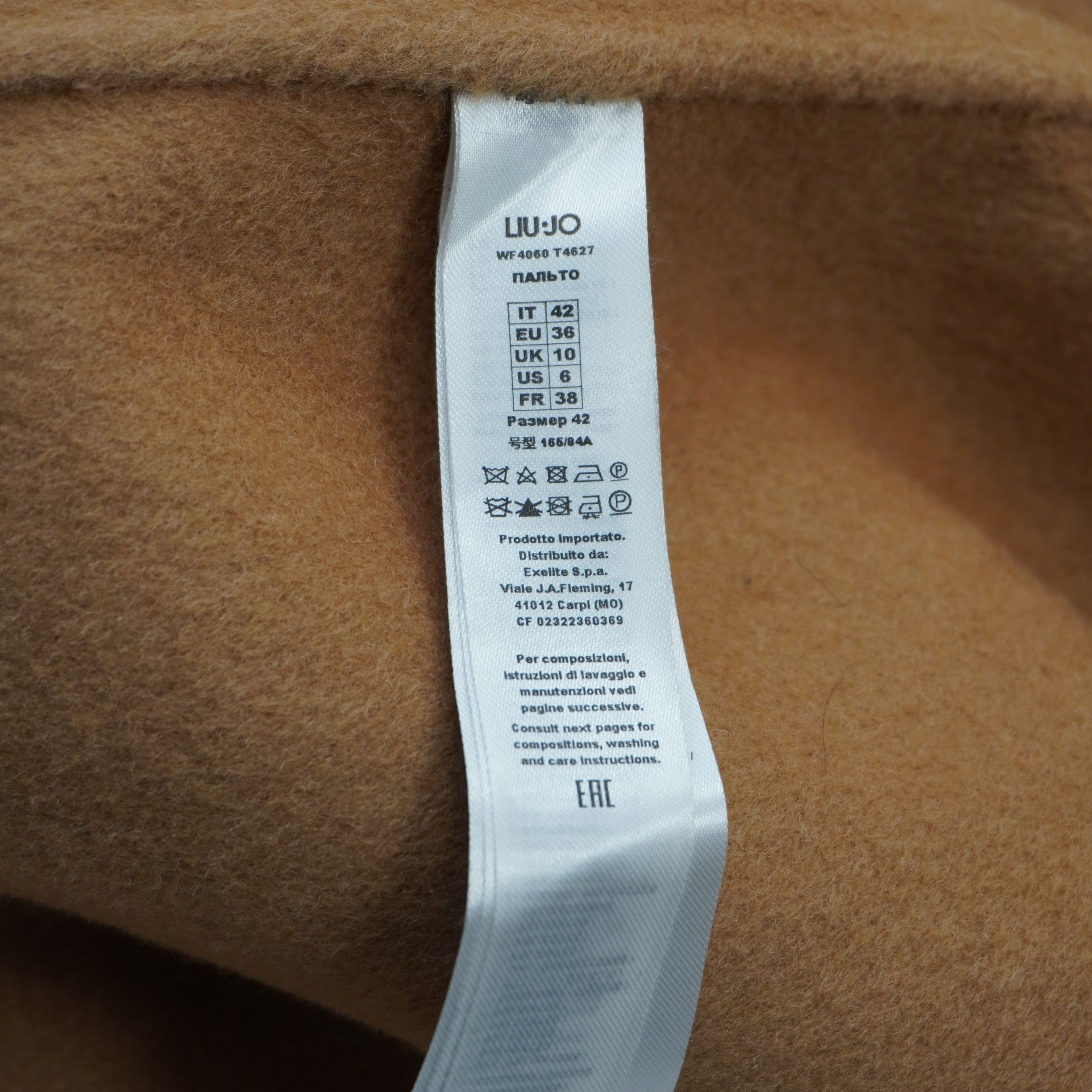 Particolare dell'etichetta tecnica che riporta il codice colore ufficiale 71320 Sahara e il modello WF4060.