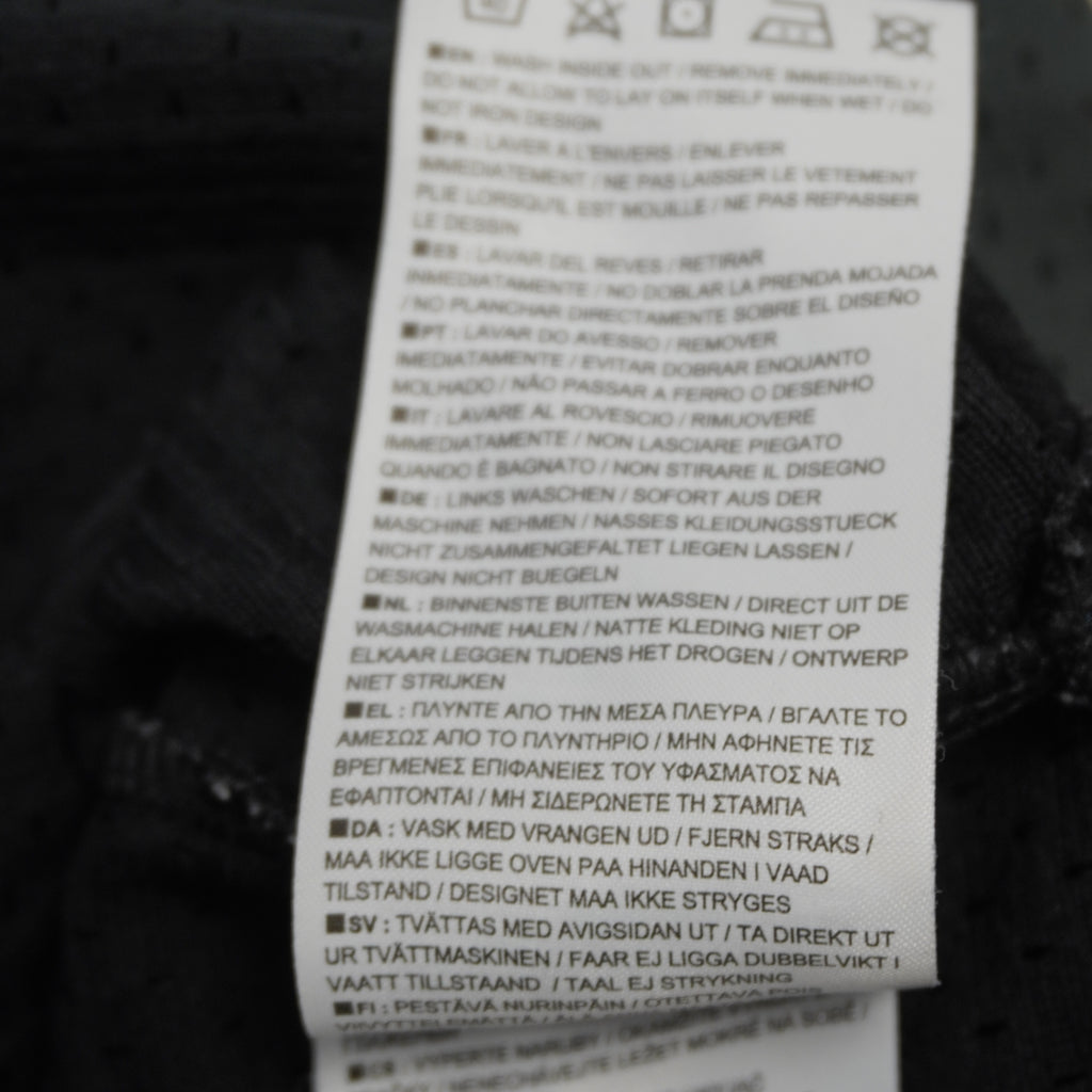 Dettaglio dell'etichetta interna con codice stile Nike 913964-010 per la verifica dell'autenticità e del modello originale.
