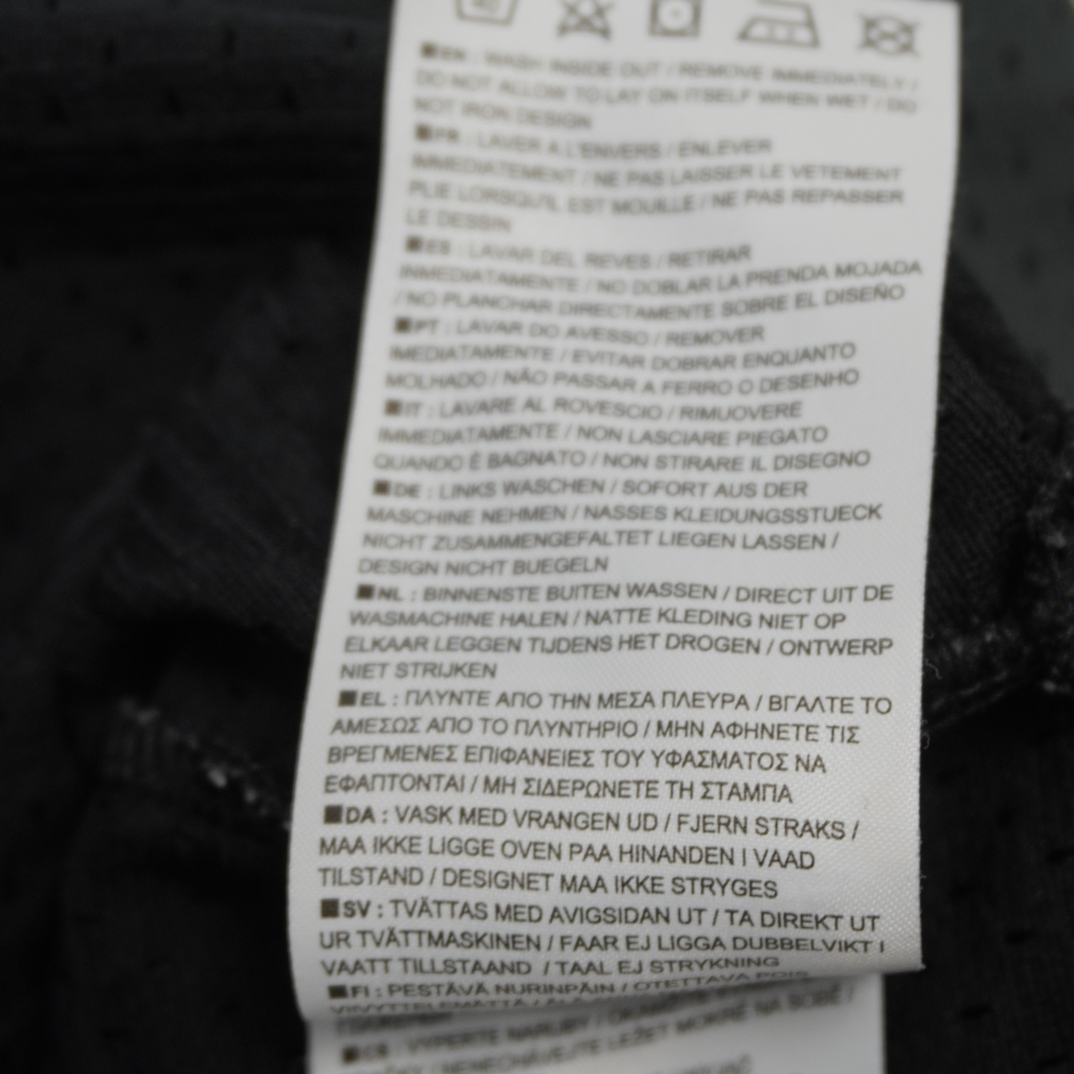 Dettaglio dell'etichetta interna con codice stile Nike 913964-010 per la verifica dell'autenticità e del modello originale.