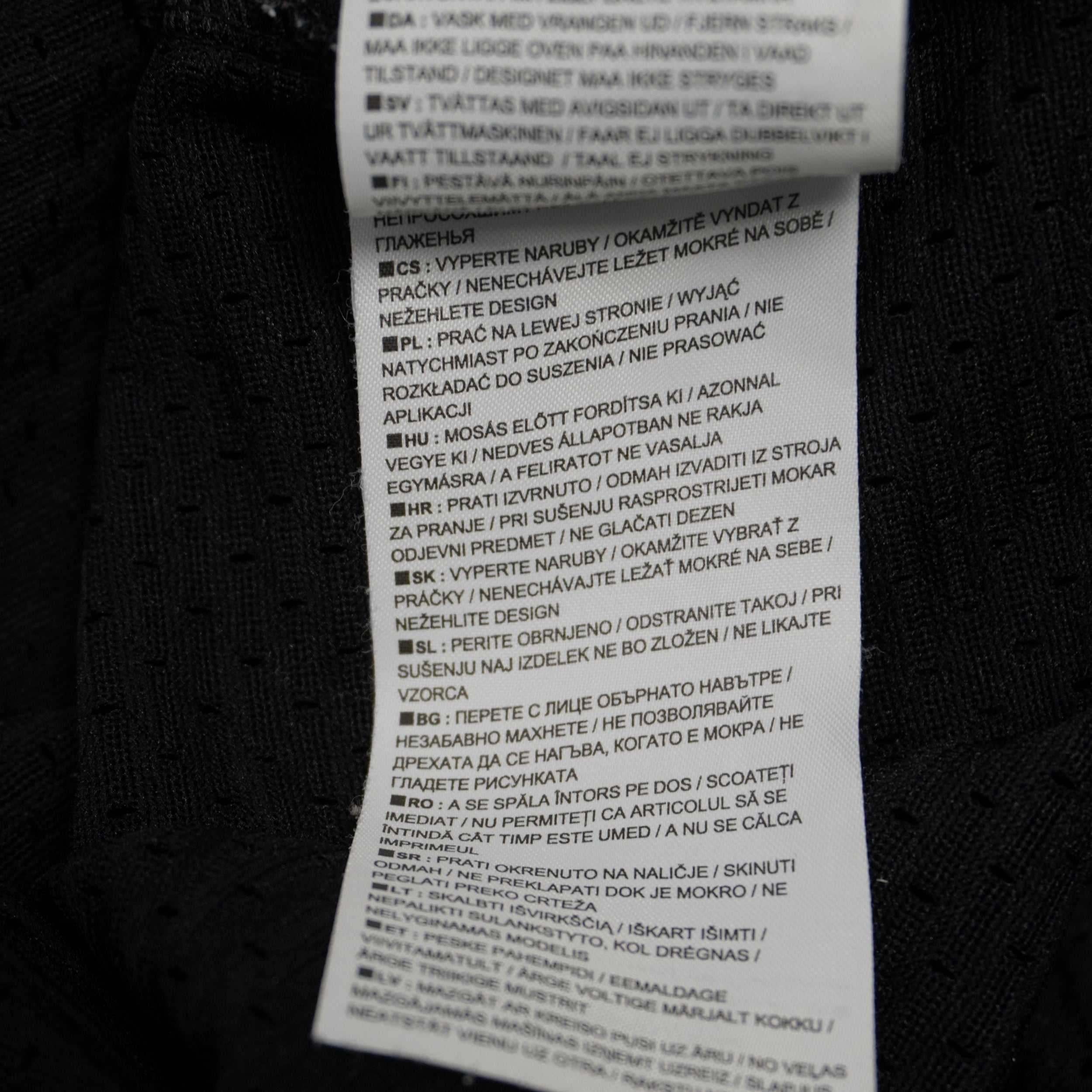 Dettaglio dell'etichetta interna con codice stile Nike 913964-010 per la verifica dell'autenticità e del modello originale.
