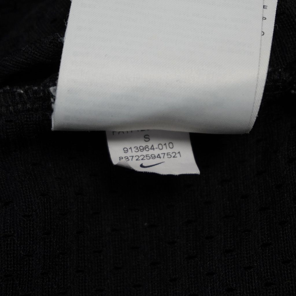 Dettaglio dell'etichetta interna con codice stile Nike 913964-010 per la verifica dell'autenticità e del modello originale.