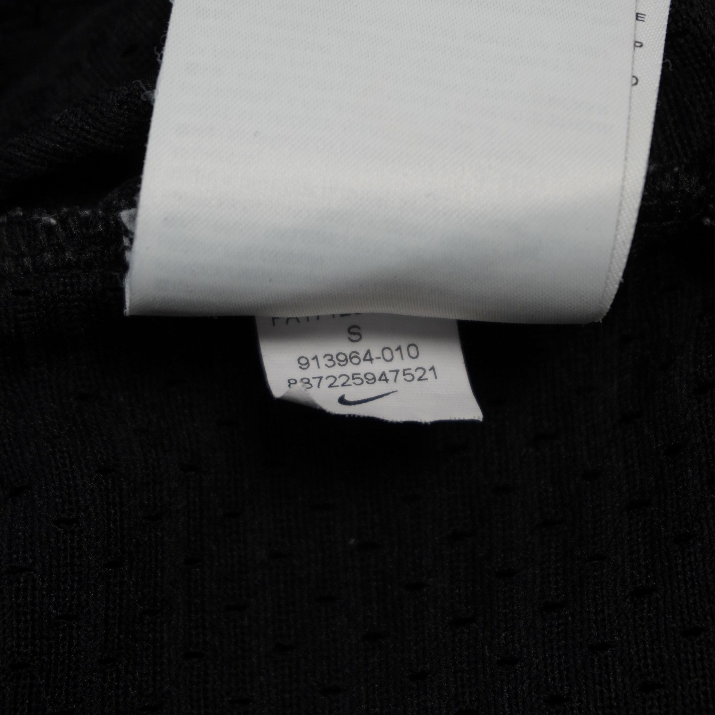 Dettaglio dell'etichetta interna con codice stile Nike 913964-010 per la verifica dell'autenticità e del modello originale.