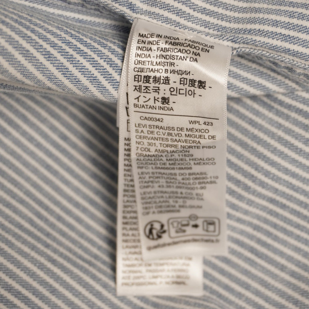 Dettaglio dei codici identificativi di produzione sull etichetta interna della camicia uomo Levi's
