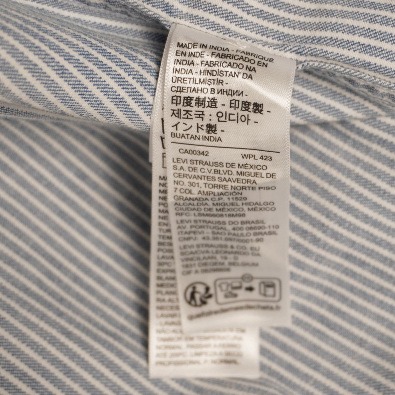 Dettaglio dei codici identificativi di produzione sull etichetta interna della camicia uomo Levi's
