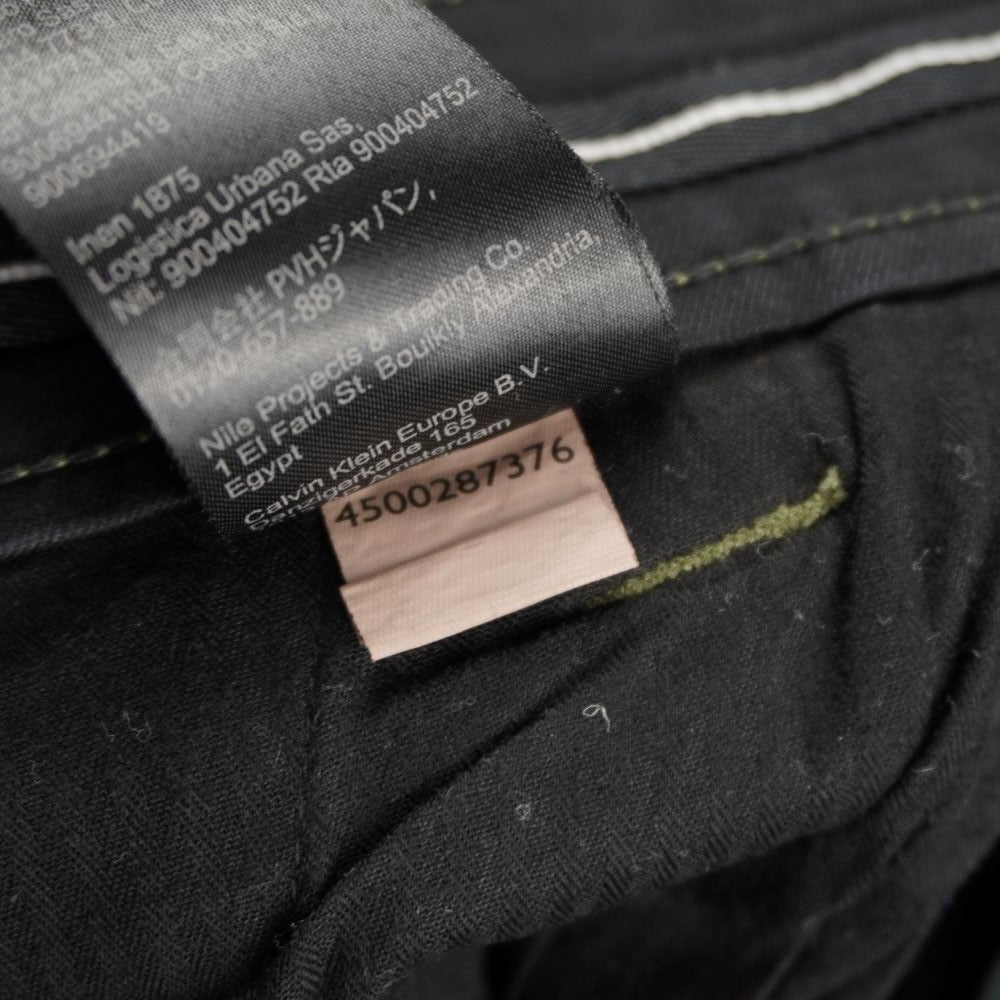 Dettaglio etichetta interna con codice seriale di produzione e dati distributore Calvin Klein Europe