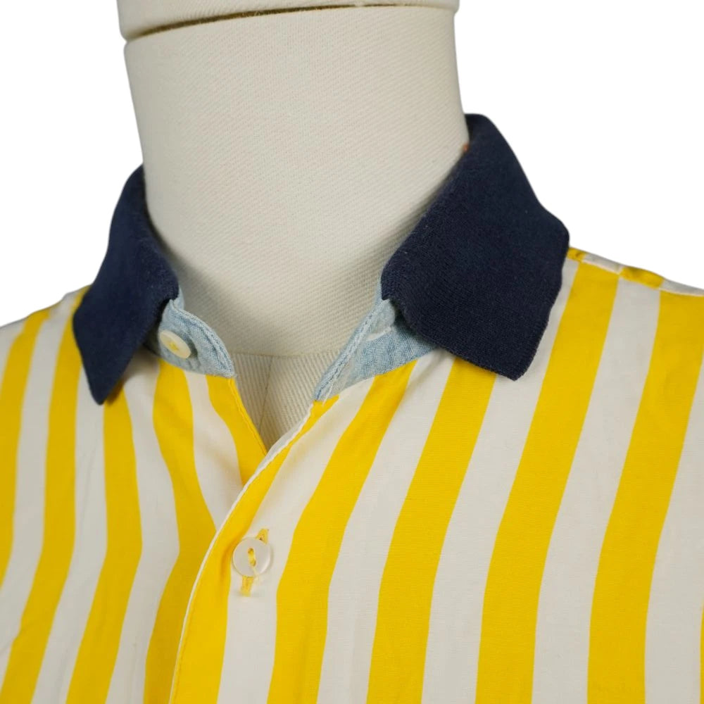 Dettaglio del colletto classico in maglia blu navy con interno abbottonatura azzurro chambray