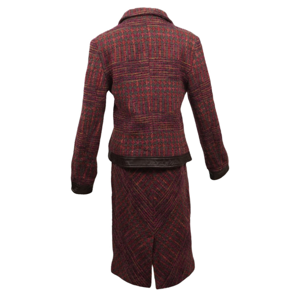  Vista posteriore a figura intera del tailleur in maglia tweed Missoni d'archivio che mostra lo spacco della gonna.