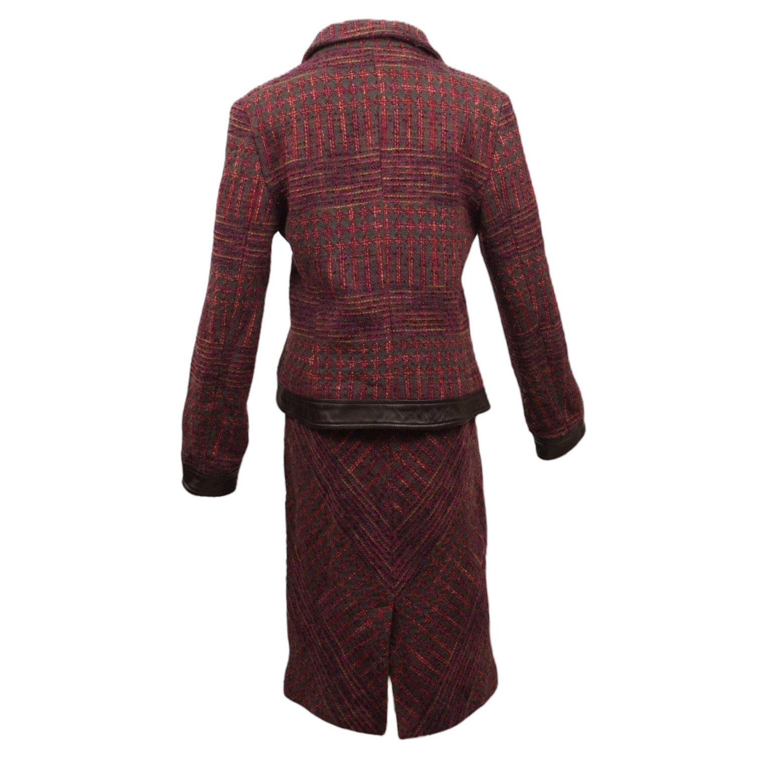  Vista posteriore a figura intera del tailleur in maglia tweed Missoni d'archivio che mostra lo spacco della gonna.