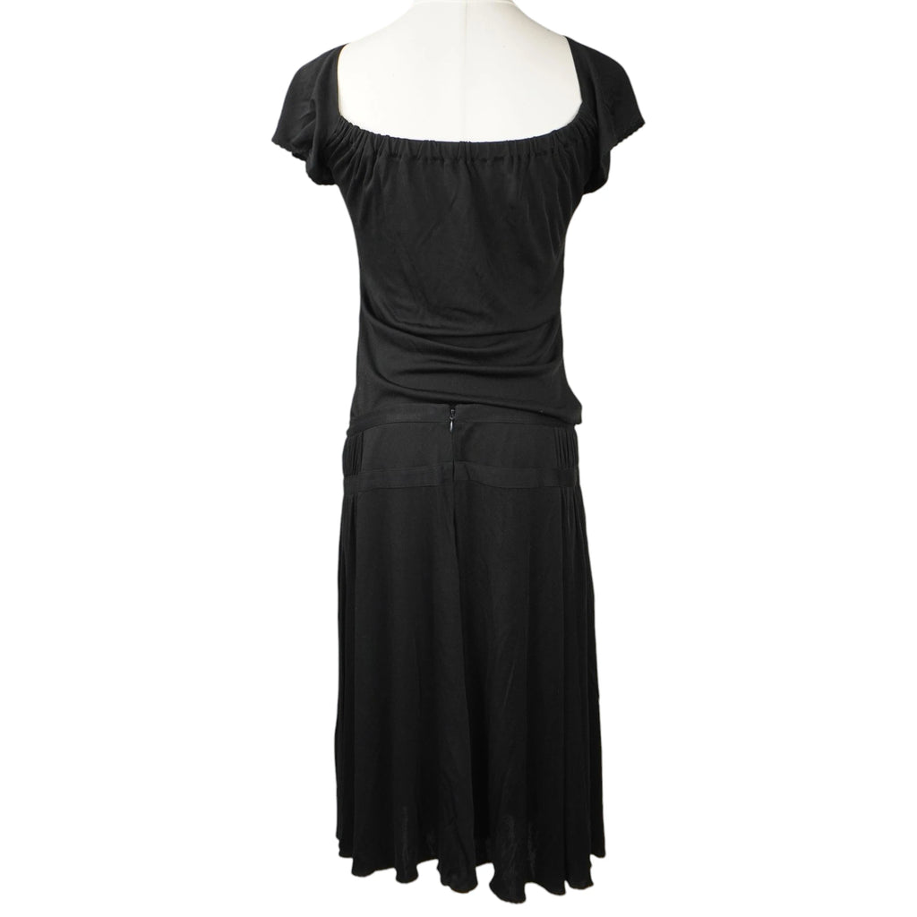 Vista posteriore del completo nero Moschino Cheap and Chic con scollo dritto elastico.